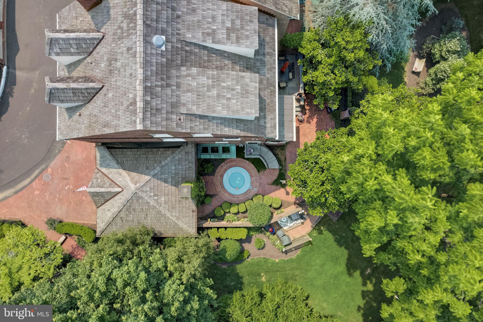 BARCLAY COURT - Residential