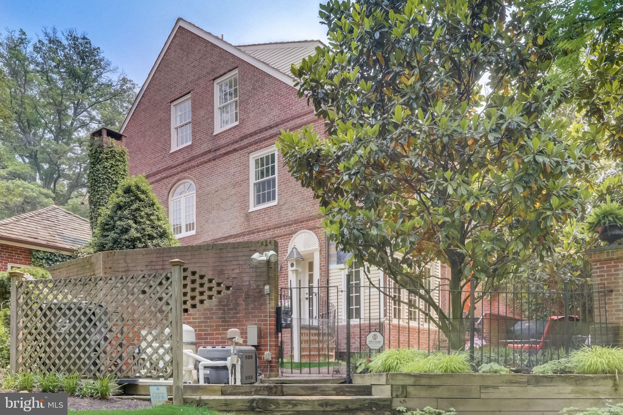 BARCLAY COURT - Residential