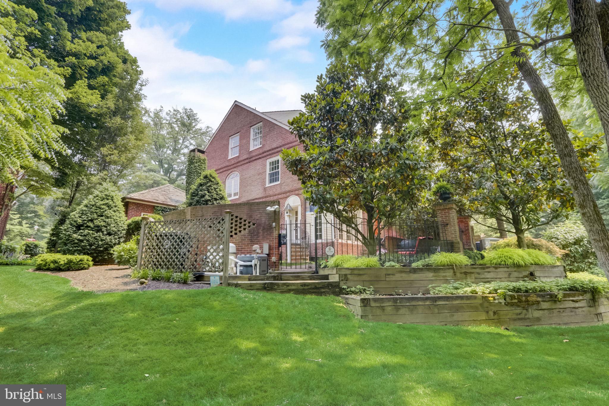 BARCLAY COURT - Residential