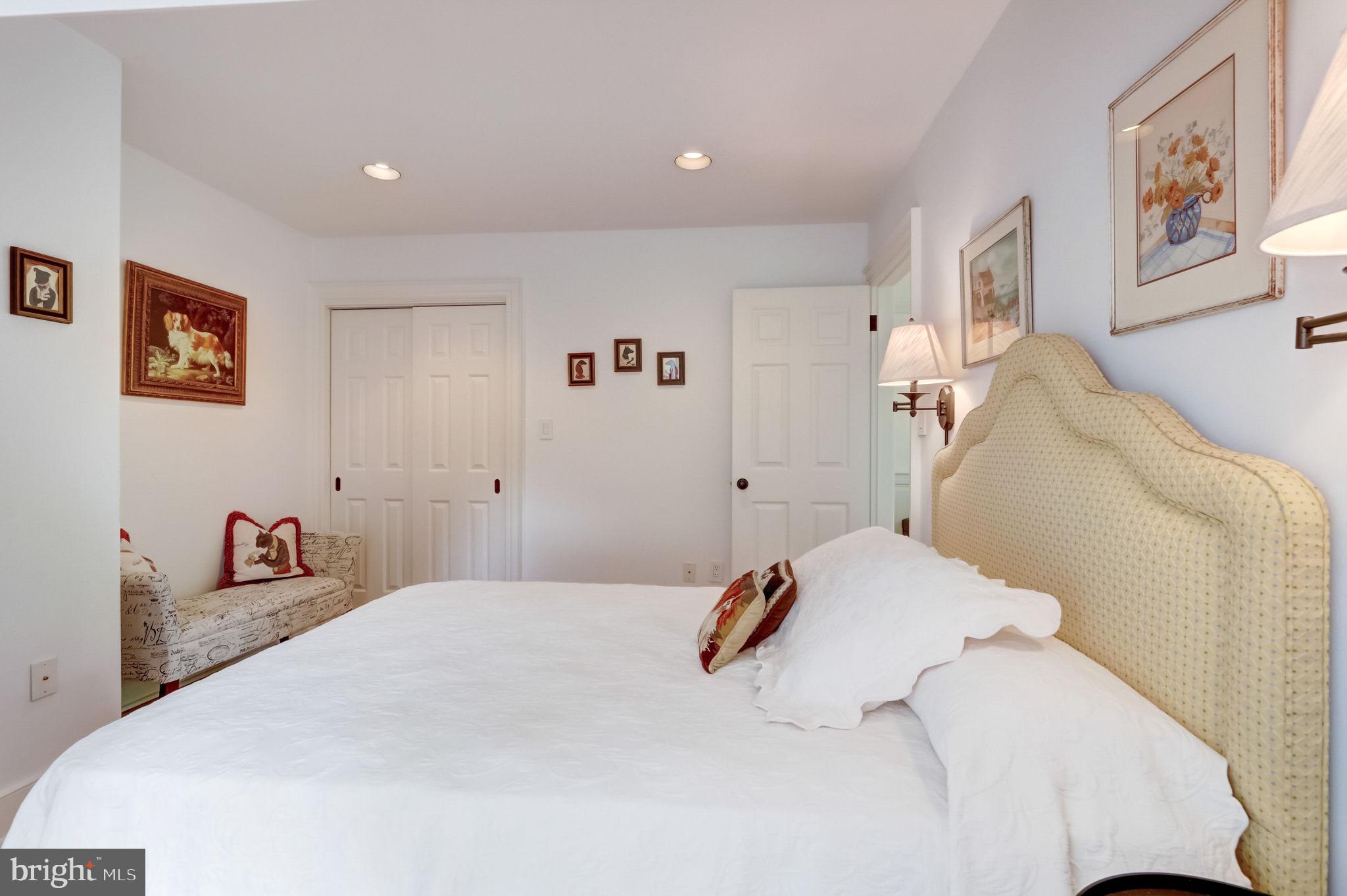 BARCLAY COURT - Residential