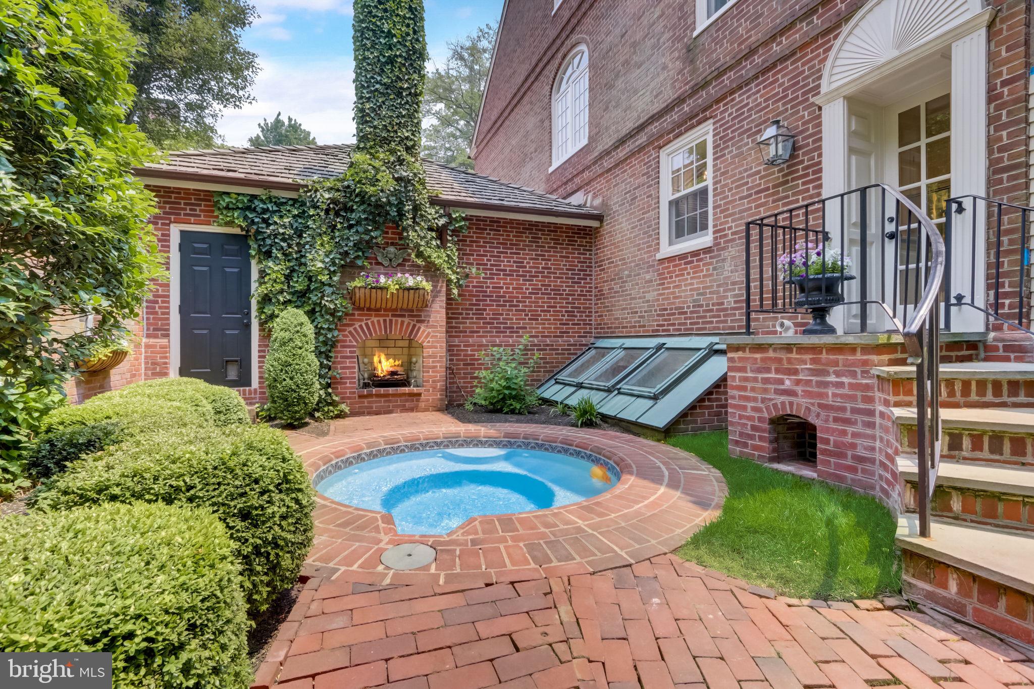 BARCLAY COURT - Residential