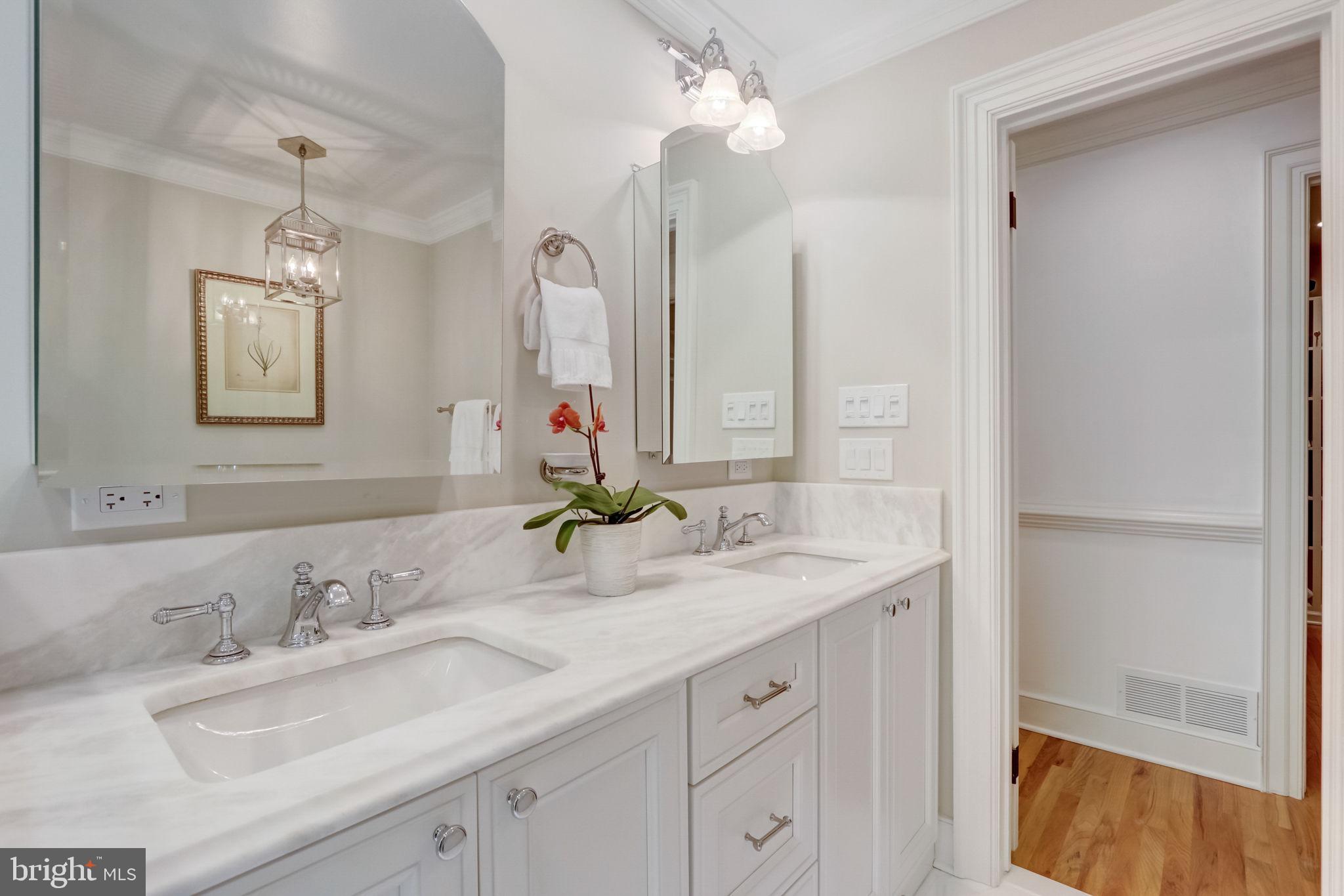 BARCLAY COURT - Residential