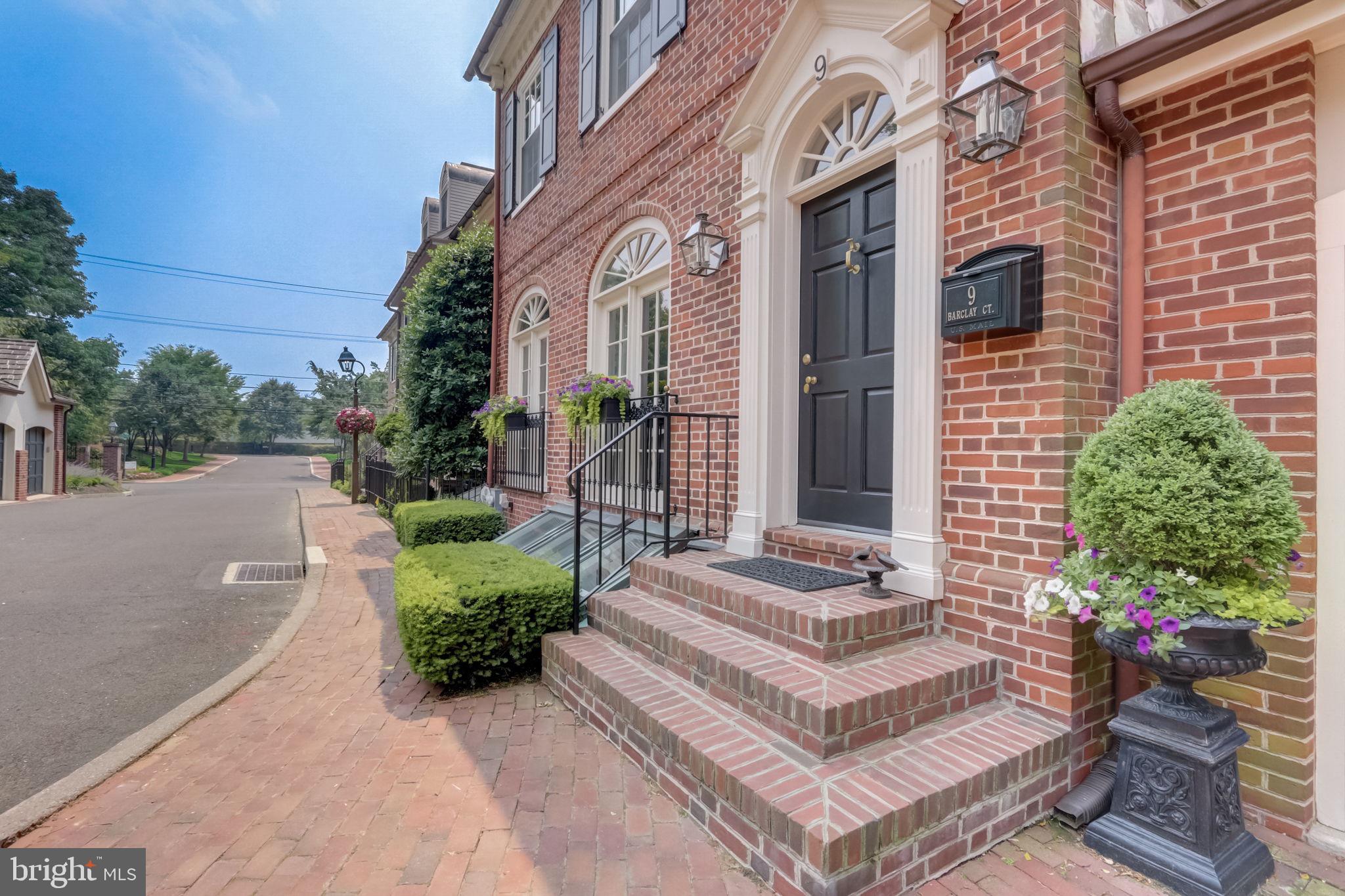 BARCLAY COURT - Residential