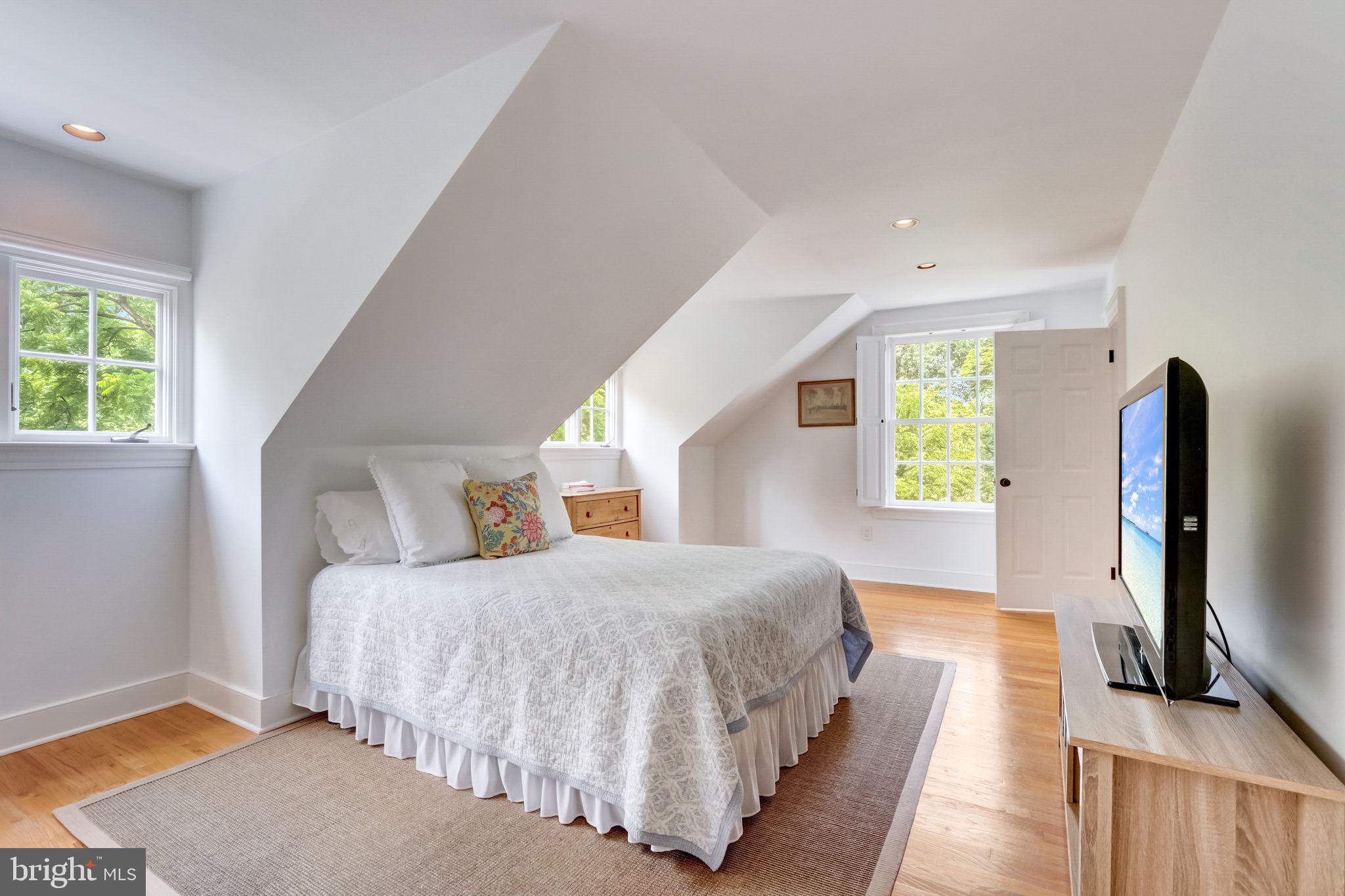 BARCLAY COURT - Residential