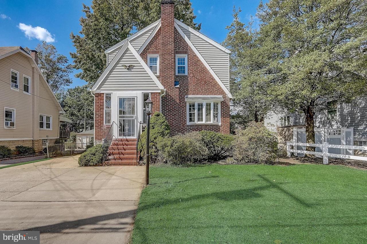 Charming Single-Family Home with Private Basement Residence. Welcome to this beautifully maintained single-family home offering the perfect blend of privacy and convenience. The spacious main-level living area is exclusively for your use and features 3 bedrooms, 2 baths, modern kitchen, sunlit living room, fenced backyard, and a back deck for your enjoyment.
Please note: The homeowner resides quietly in the fully finished basement, which has its own private entrance and separate living quarters. You’ll enjoy full privacy on the main level, with no shared interior space. This unique setup is ideal for those seeking a peaceful, well-kept home in a welcoming neighborhood. This listing won't last long so APPLY TODAY!