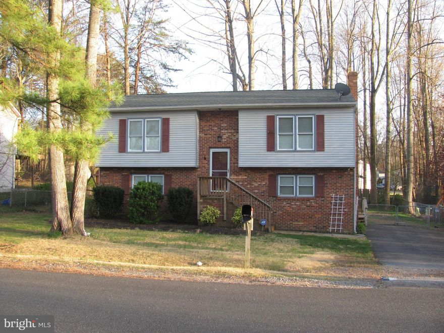 Spacious split foyer features a two tier deck perfect for entertaining which overlooks a large fully fenced backyard with shed and playset.  <7 yrs old are the roof,hvac,appliances,corian counters, cabinets and windows. Lower level offers family room and craft/workshop room. convenient location to I95, shopping, restaurants,parks and more.