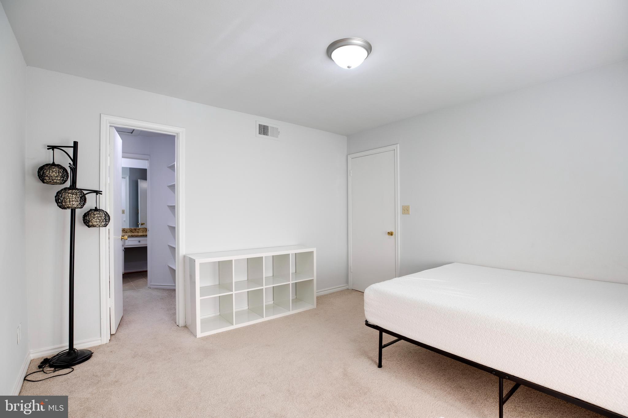 PENDERBROOK SQUARE CONDOMINIUMS - Residential Lease