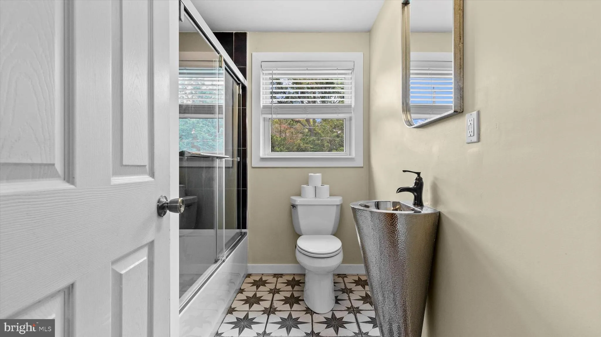 York, Pennsylvania 17402, United States, 3 Bedrooms Bedrooms, ,2 BathroomsBathrooms,Residential,Pending,189644