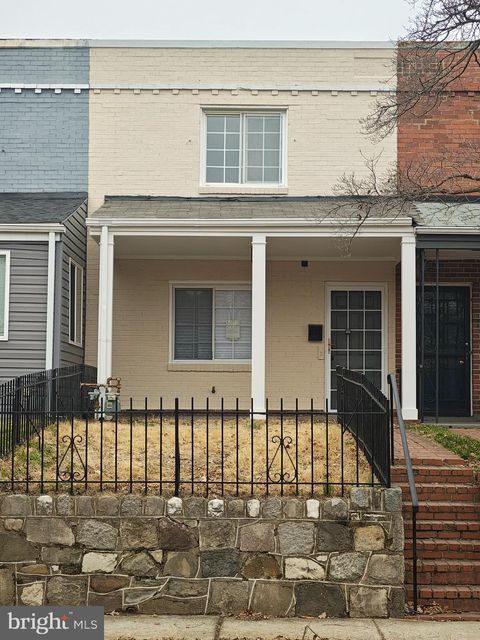 220 33RD STREET NE WASHINGTON DC 20019