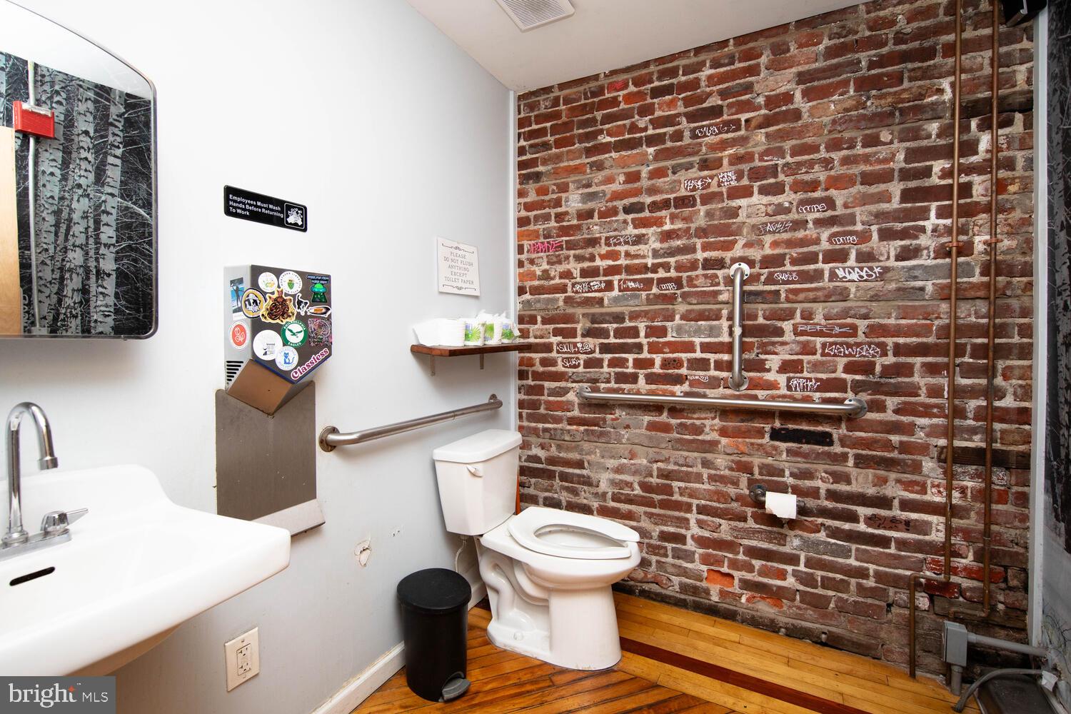 Main image without alt text