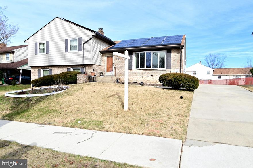 This amazing house is a MUST SEE!! Wall to Wall carpet throughout the house, plenty of cabinet space within  you eat in kitchen, A huge bay window  in your living room where the sun rays can shine through.
Head down the steps into a huge gathering room that has a built-in enclosed glass patio with an over size Jacuzzi in it so you can enjoy it doing all seasons. It also has another room that can become another bedroom, If you love entertaining then you need to see this basement, a fully custom bar that can seat plenty 
which he customize a fish tank inside the bar.  Before I give you more amazing information about this property come view it for yourself and let me be the first to say welcome to your new home.