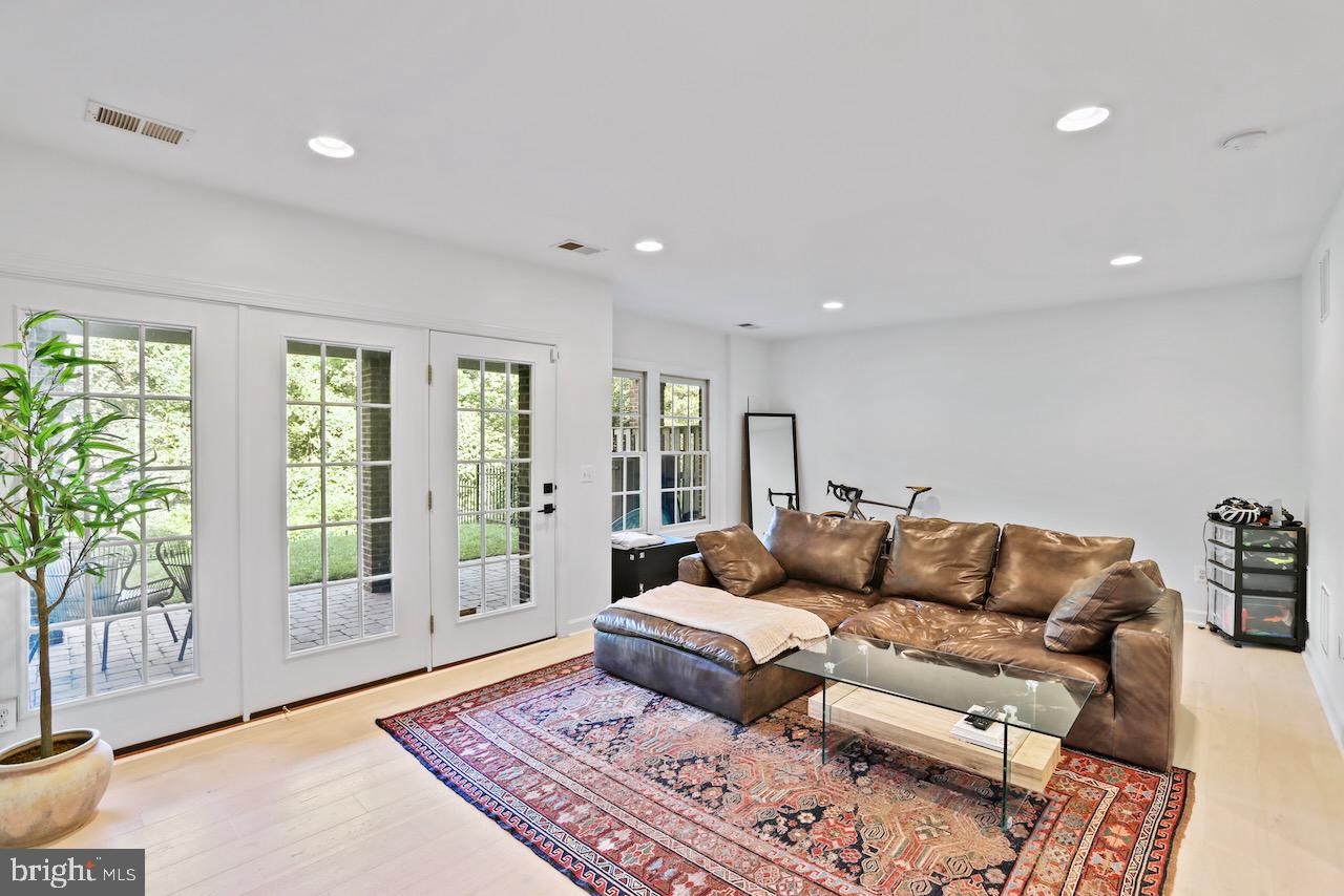 RIVER CREEK - Residential Lease