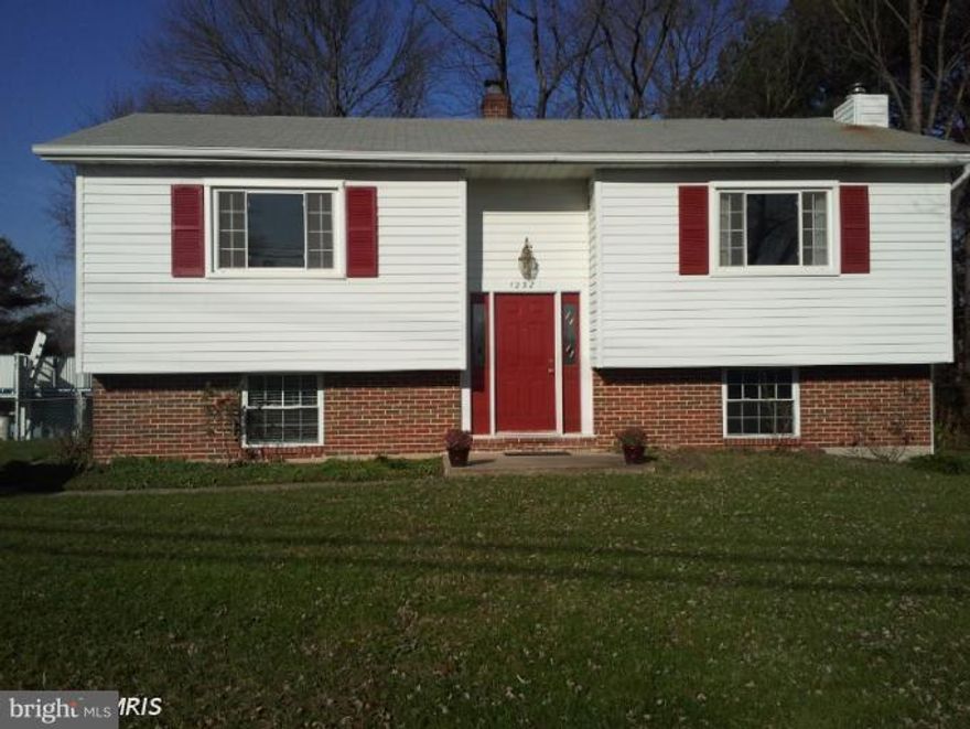 2 HR Showing Notice with 1 HR Window to remove Dogs. Short Sale "As-Is" addendum required, Subj to 3rd Party Approval. 2 Mortgages both with PNC.  List price has not been approved by lender, BPO and appraisal has not been done. Seller requests Buyer use Maryland First Title for title and settlement. Make sure your buyer is willing to give us 60 days to get an approval.