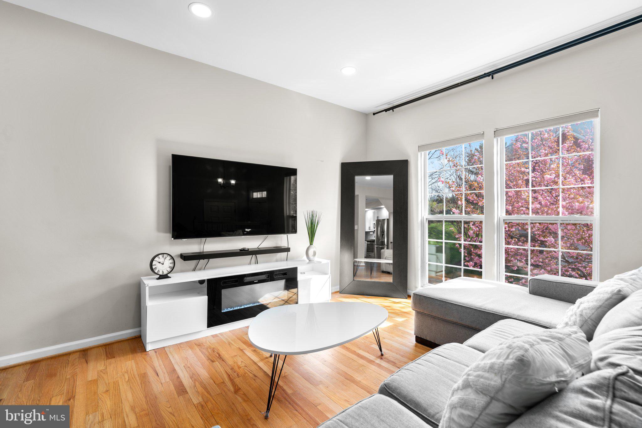 CLOVERLEAF TOWNHOMES - Residential Lease