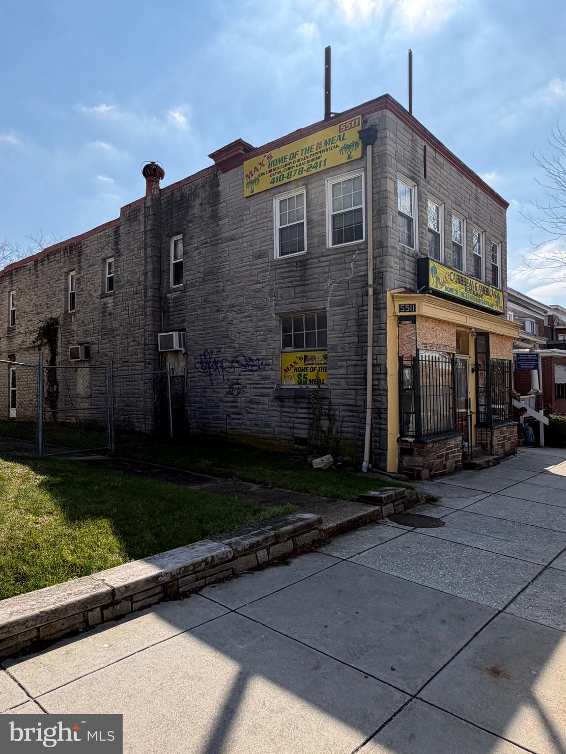 Main image without alt text