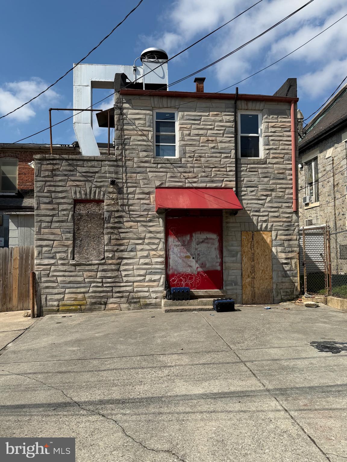 Main image without alt text