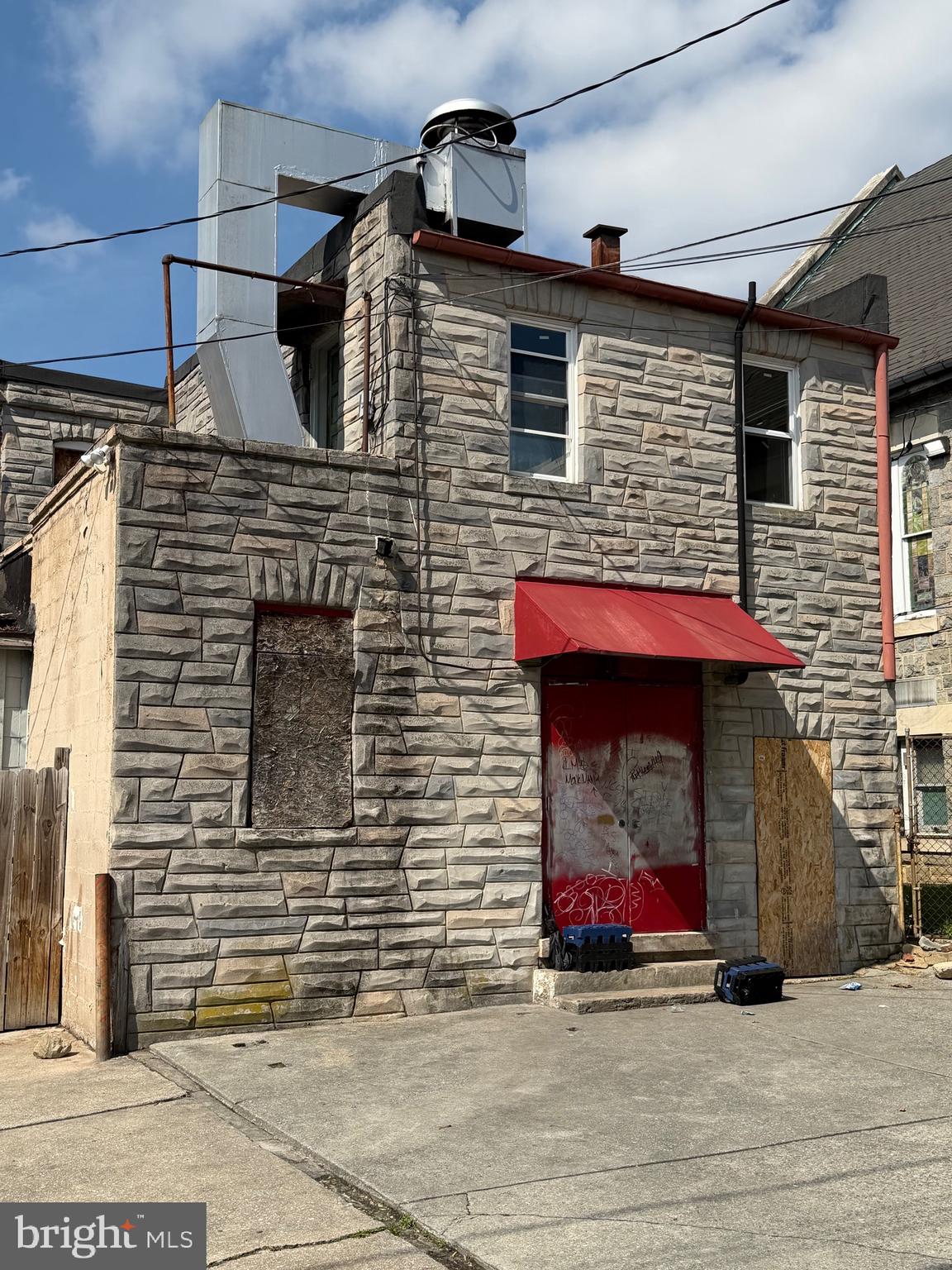 Main image without alt text