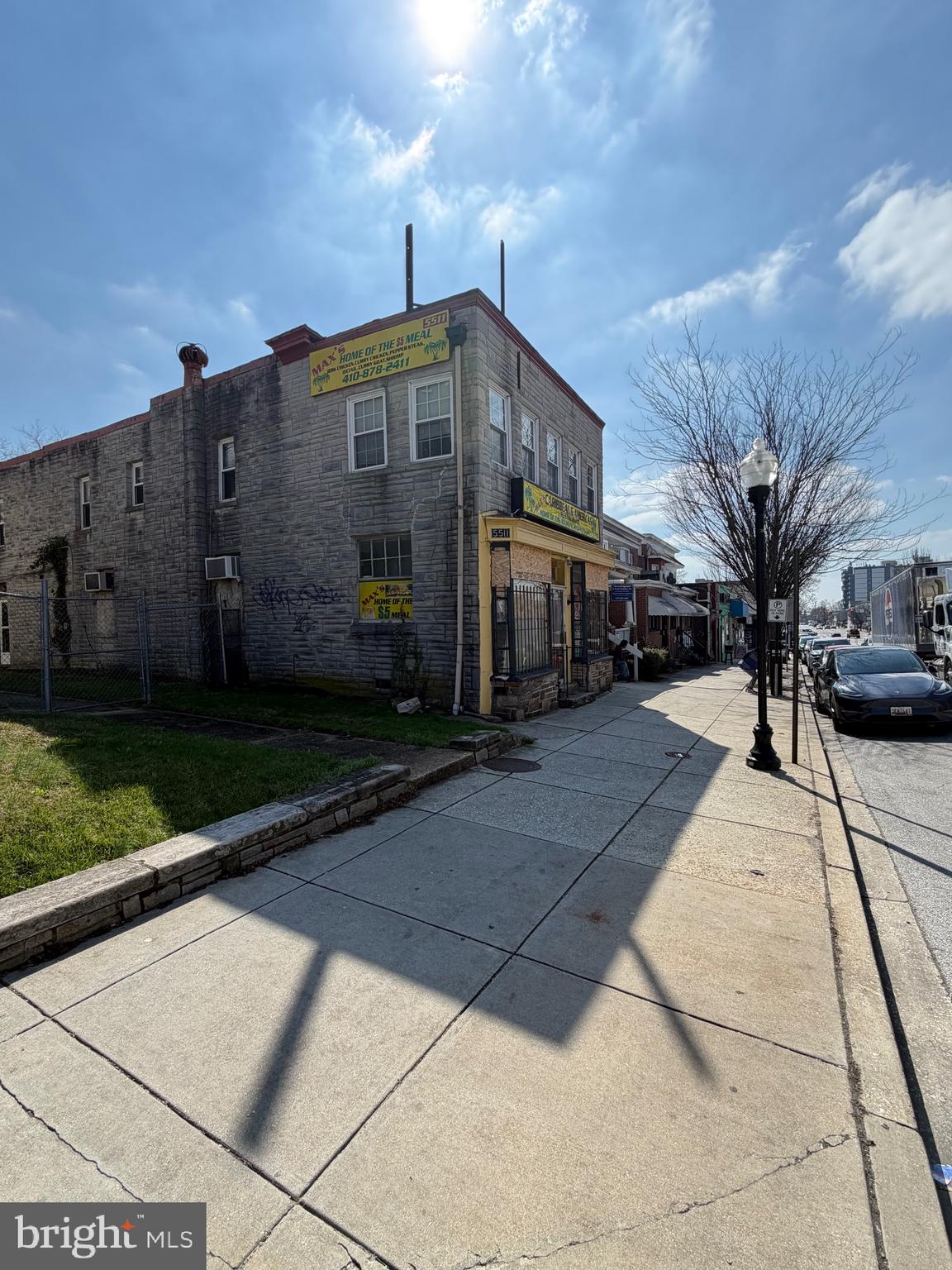 Main image without alt text