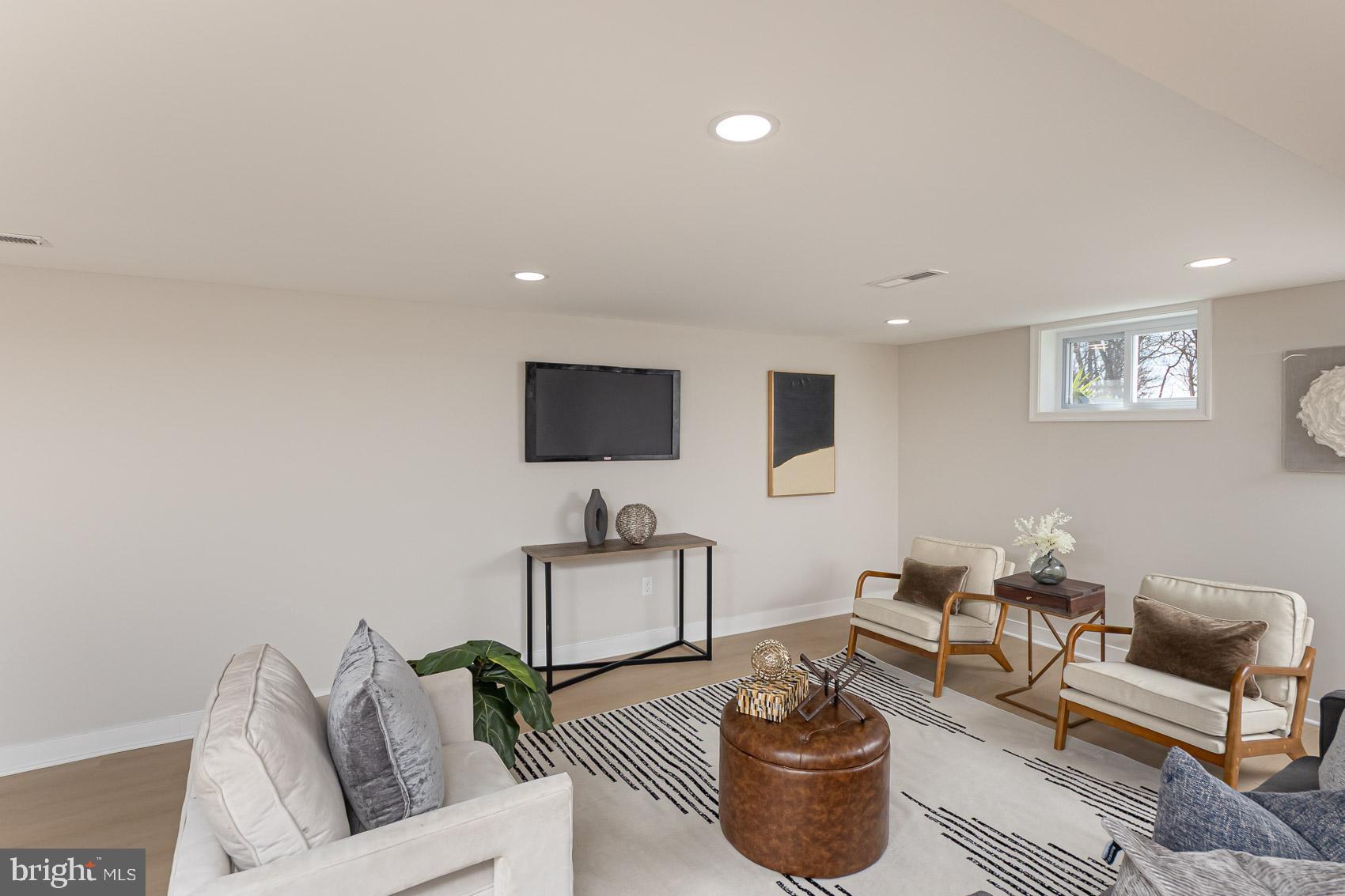 YORK MANOR - Residential