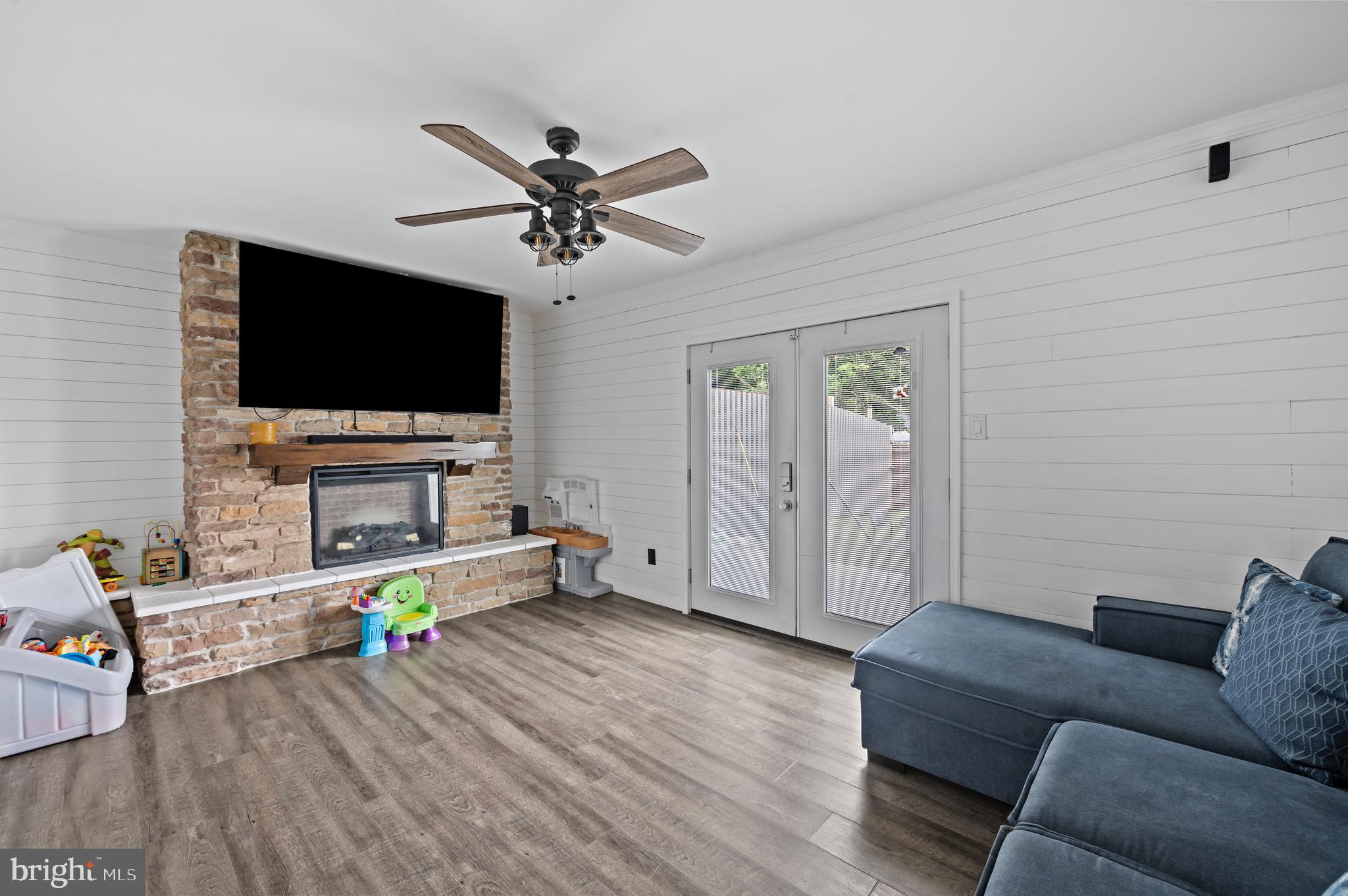 ANCIENT OAK WEST - Residential Lease