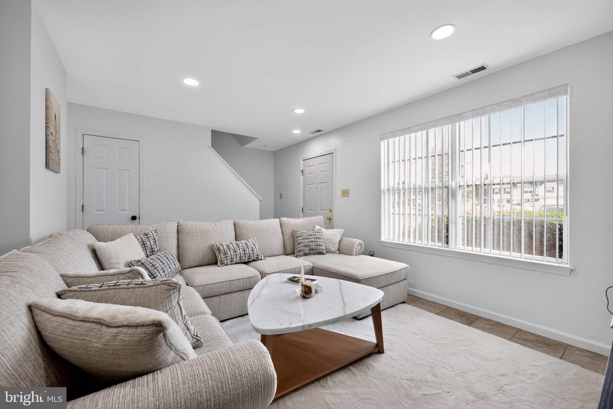 3307 KENWOOD DRIVE W 3307