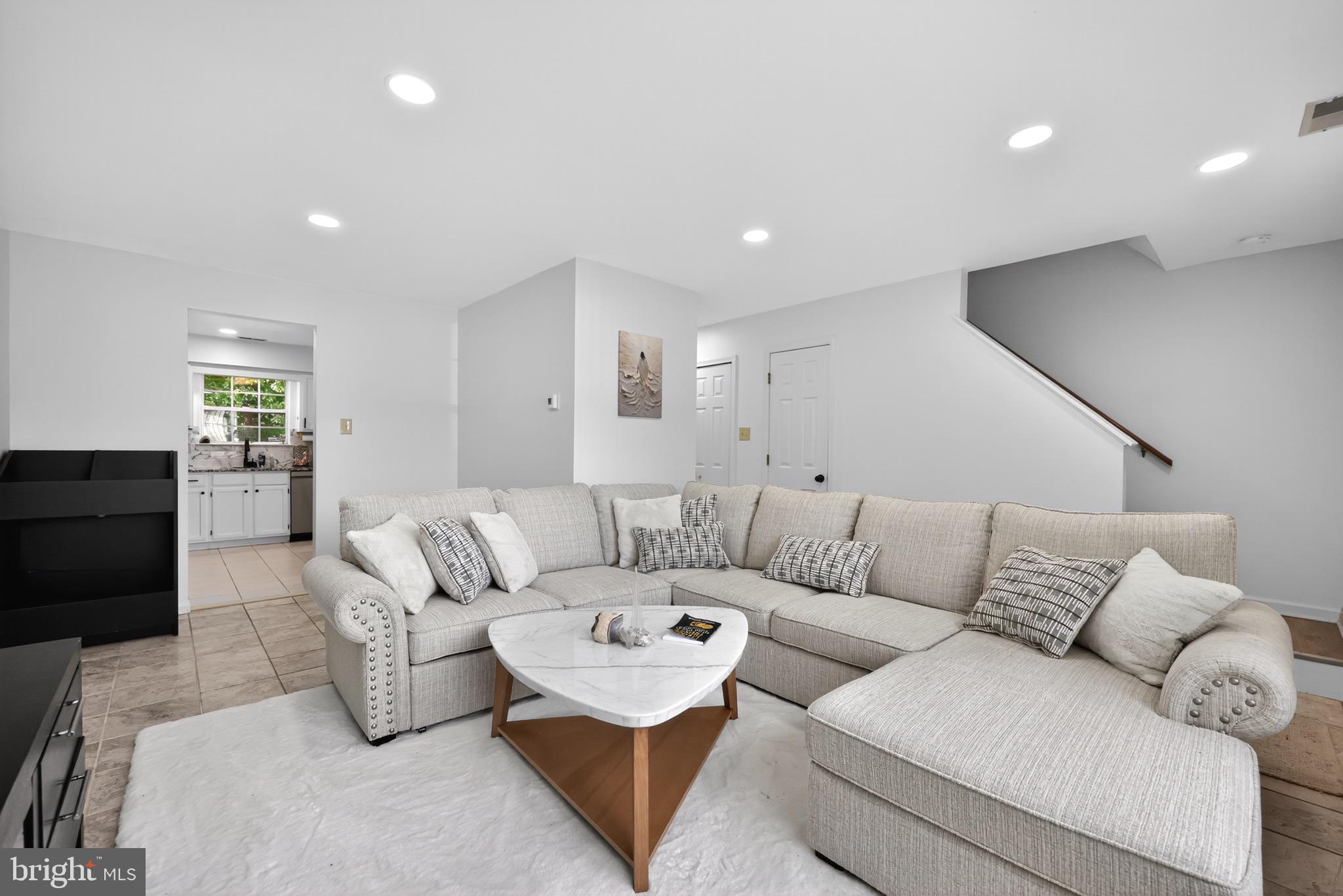 3307 KENWOOD DRIVE W 3307