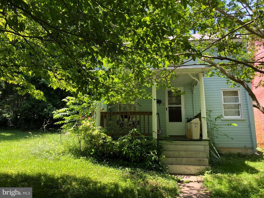 **MOTIVATED SELLER SAYS SELL IT!**OLDER COUNTRY COTTAGE IN THE HEART OF WARRENTON. WALKING DISTANCE TO MAIN STREET SHOPPING AND DINING.  THIS  HOME OFFERS 2 BEDROOMS & A HALF BATH ON THE UPPER LEVEL . CHARMING LOWER LEVEL WITH BEAUTIFUL HARDWOOD FLOORS, KNOTTY PINE PANELING, GALLEY KITCHEN, FULL BATH, BONUS ROOM FOR STORAGE OR OFFICE AND A LARGE DINING AREA.  THIS HOME AS GREAT POTENTIAL AND IS ZONED RT FOR TOWN HOMES. THIS LITTLE COTTAGE HAS BEEN A GREAT RENTAL HOME FOR  YOUNG PROFESSIONALS THAT WORK IN THE AREA AND HAVE GROWN TO  LOVE THE HOME TOWN CHARM  OF WARRENTON. PROPERTY BEING SOLD "AS IS"!
MORE INTERIOR PICTURES TO COME.