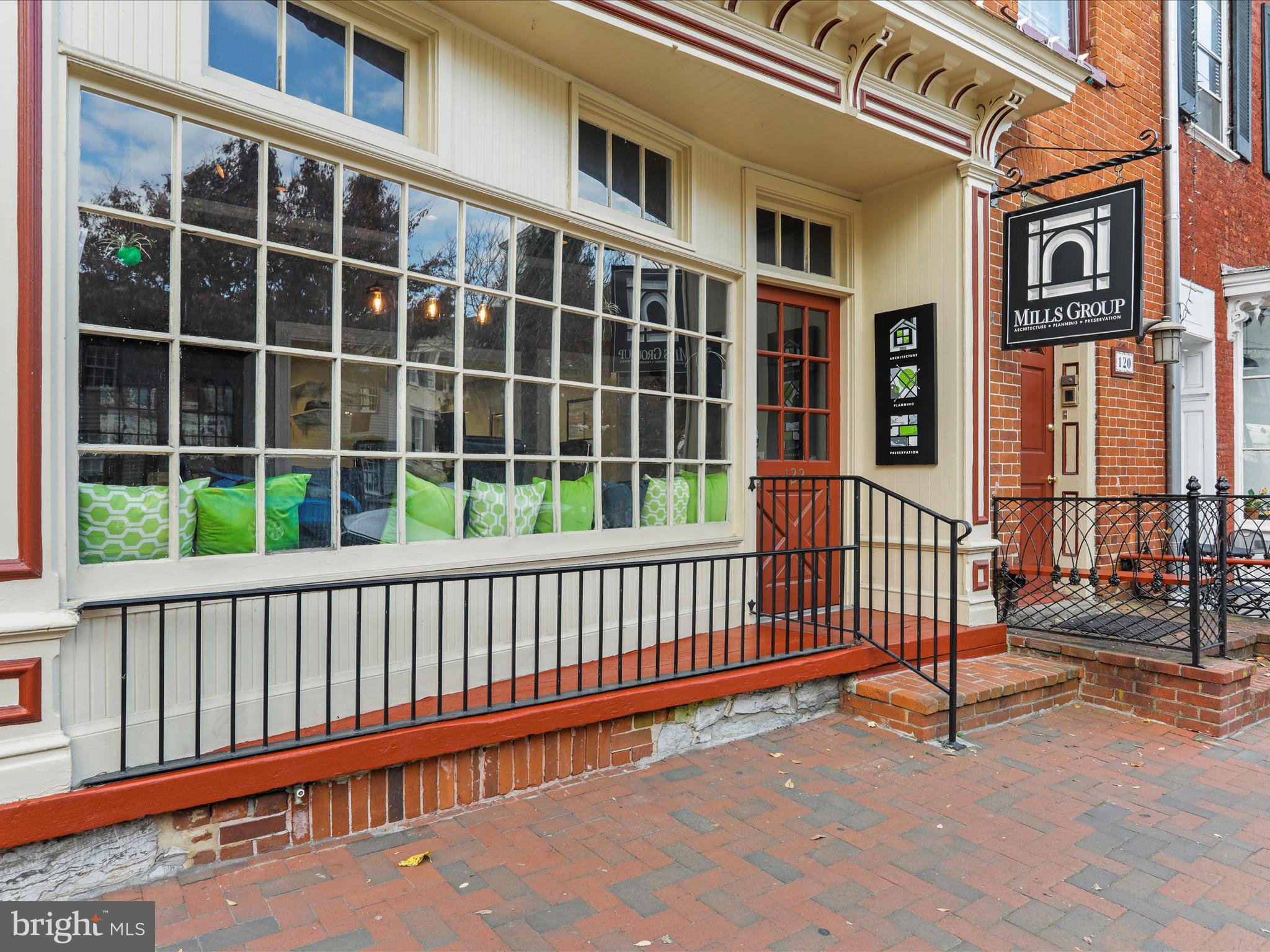 Main image without alt text