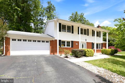 Photo of 7168 Game Lord Drive, SPRINGFIELD, VA 22153 (MLS # VAFX2309440)