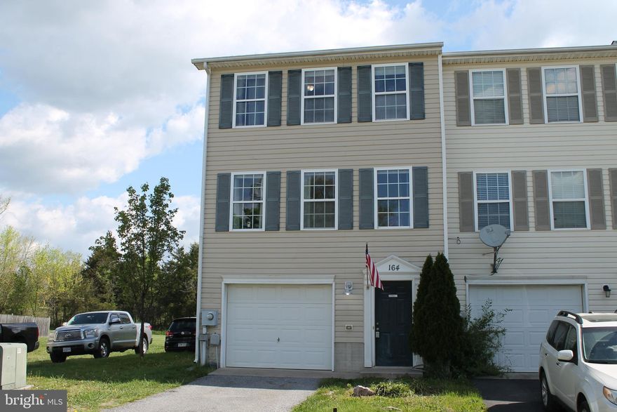 Come check out this end unit townhouse in the Townes of Topaz.  This townhouse features 3 bedrooms, 2 1/2 bathrooms, dining room, large family room, 1 car garage, and a bonus room in the basement.