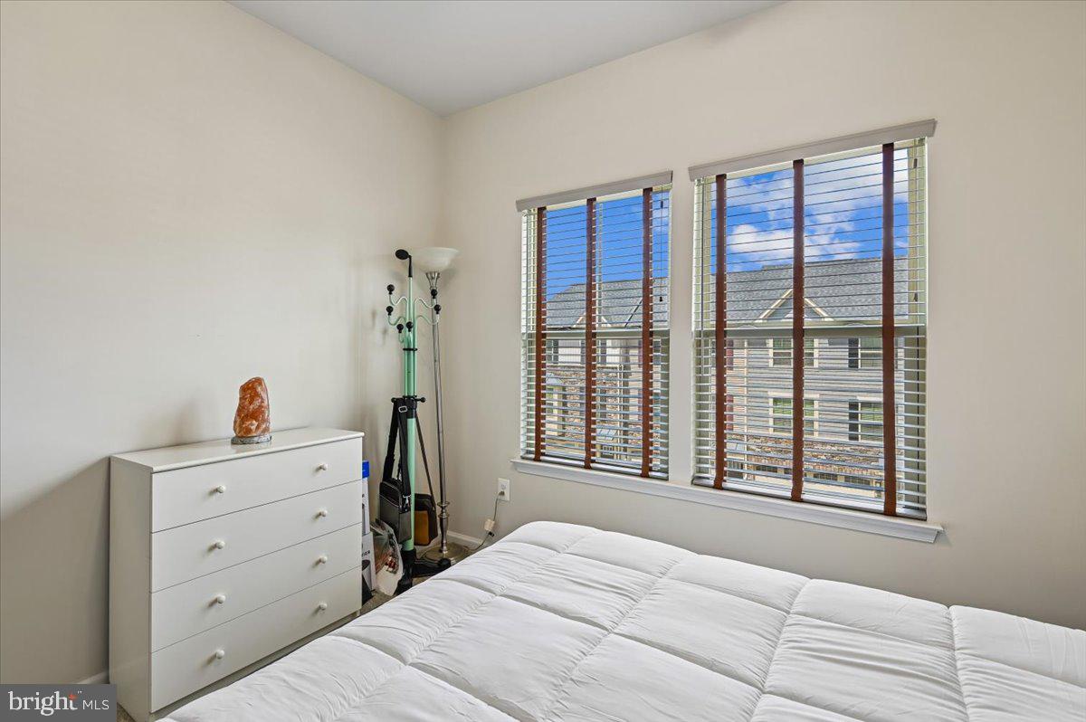 PONDVIEW - Residential
