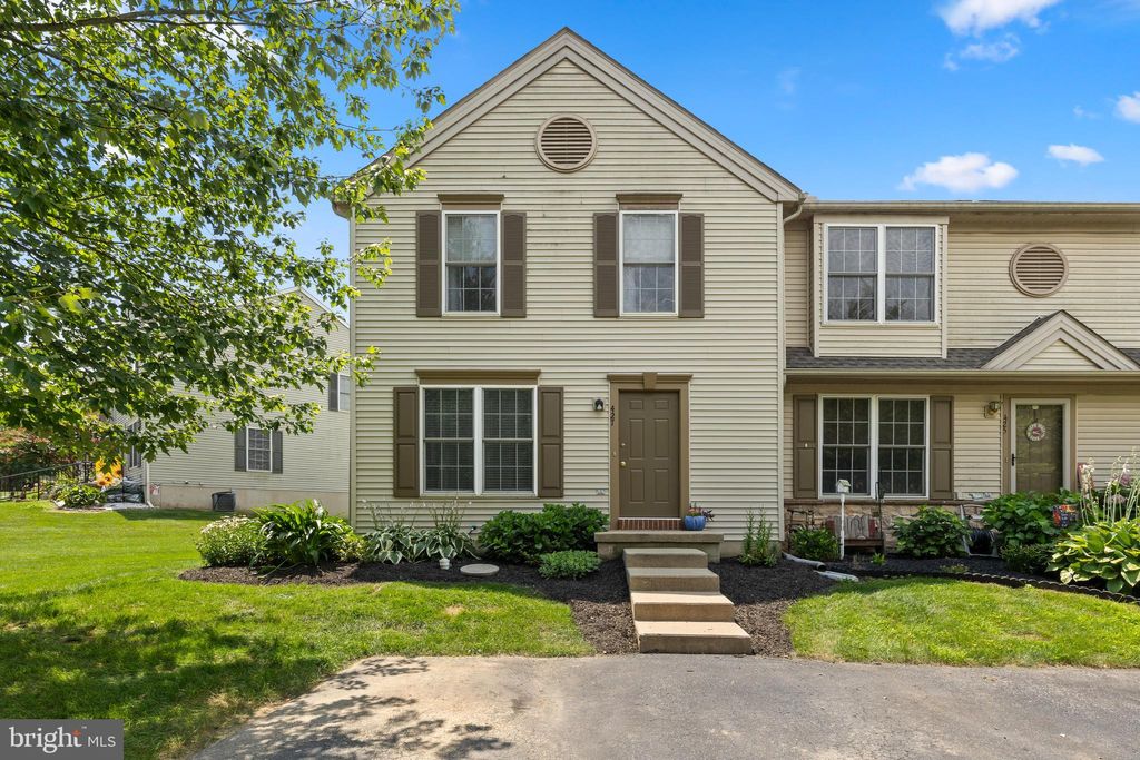 Photo of 427 Banyan Circle Drive, LANCASTER, PA 17603 (MLS # PALA2073582)