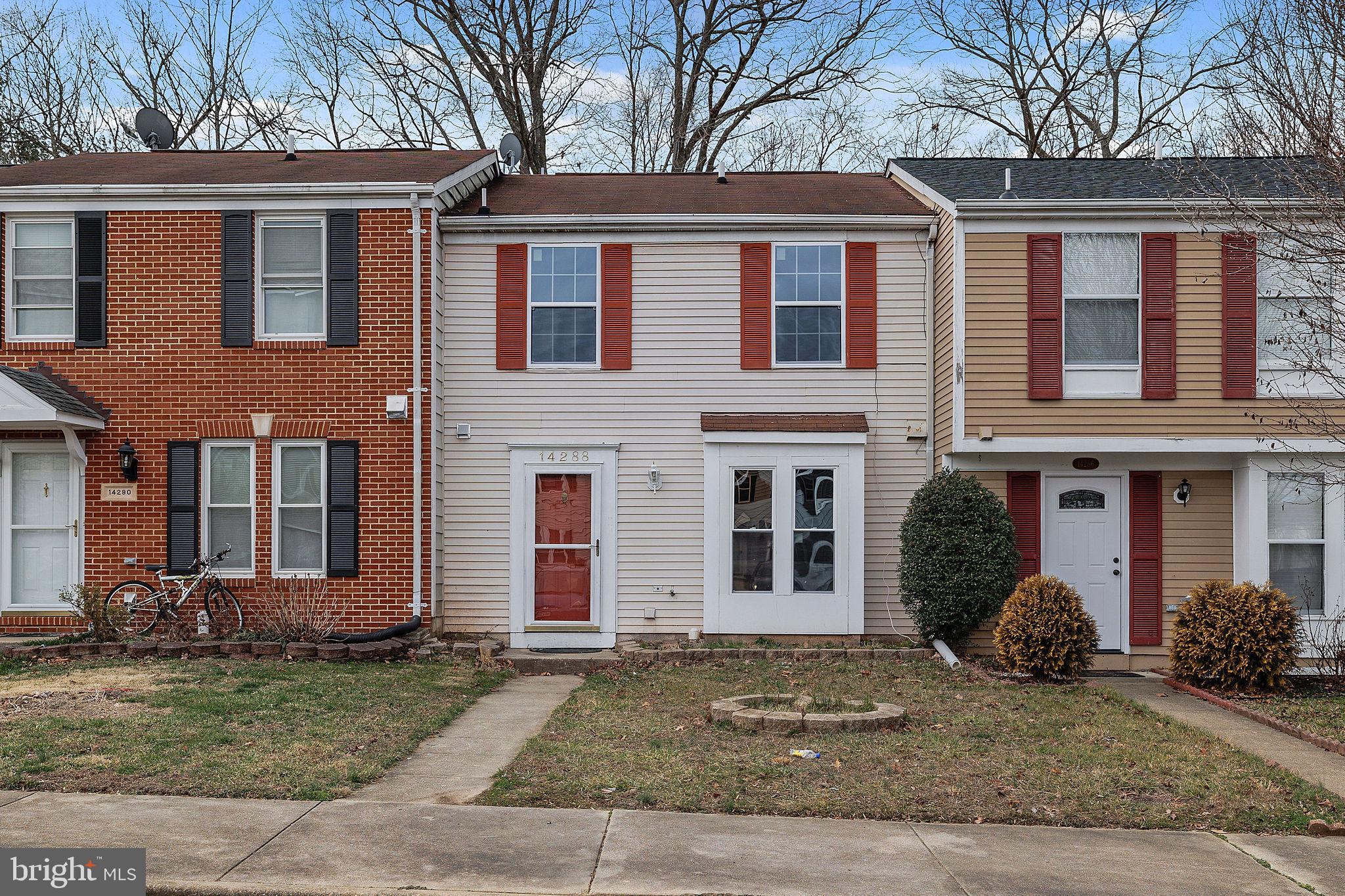 This 3 bedroom, 1.5 bathroom townhome is clean, updated, and move-in ready. It features fresh paint, newer appliances, and updated flooring. The home has a spacious fenced backyard which is great for relaxing, playing, or grilling. Conveniently located close to shopping, dining, and commuter routes.
Home is priced for a 2-year lease or longer. Immediate move-in available.