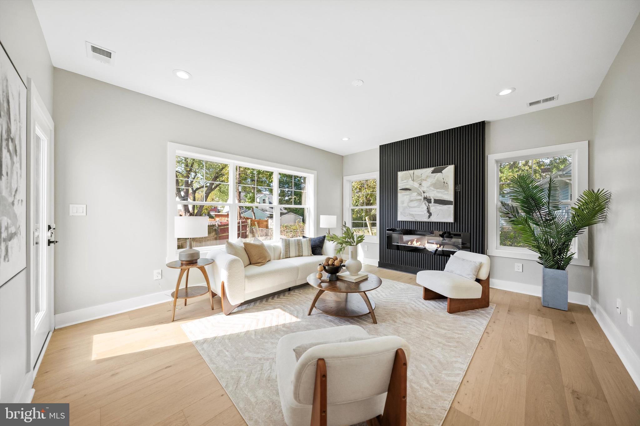 BUCKNELL MANOR - Residential