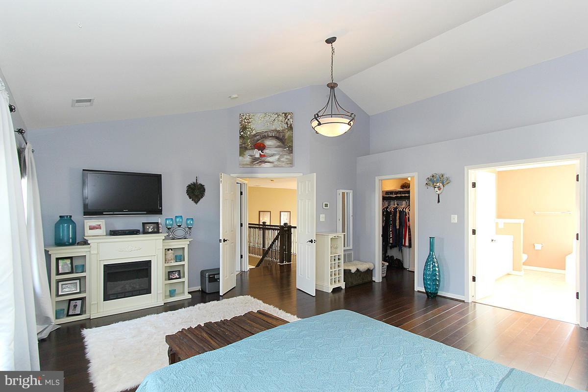 BROAD RUN OAKS - Residential