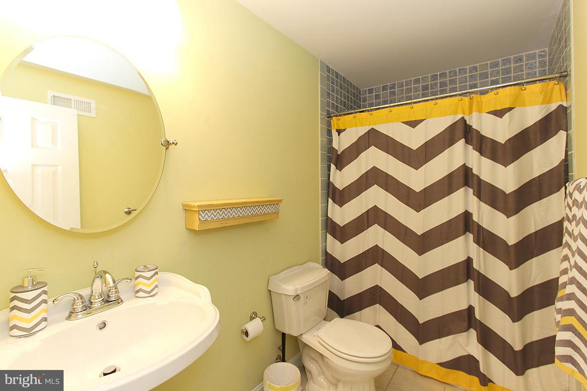 BROAD RUN OAKS - Residential