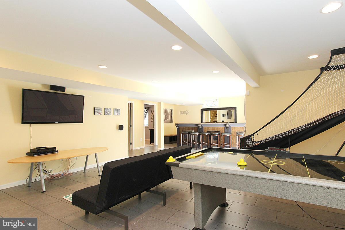 BROAD RUN OAKS - Residential