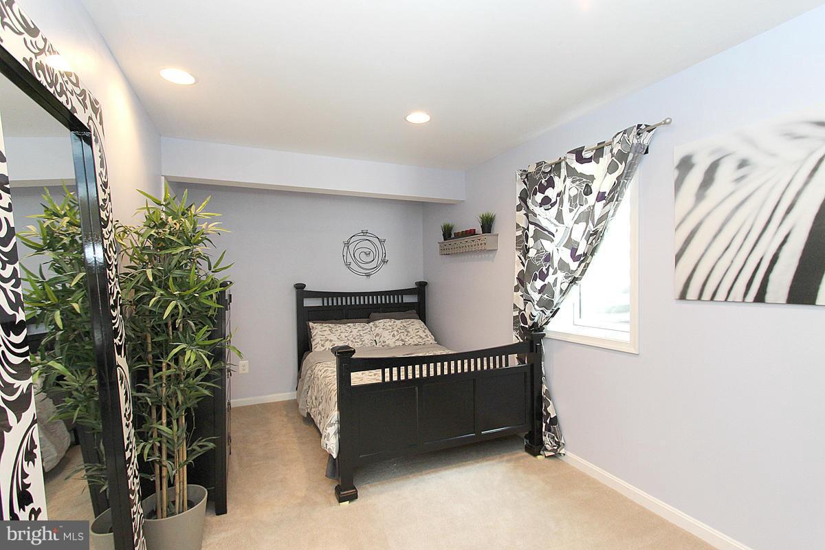 BROAD RUN OAKS - Residential