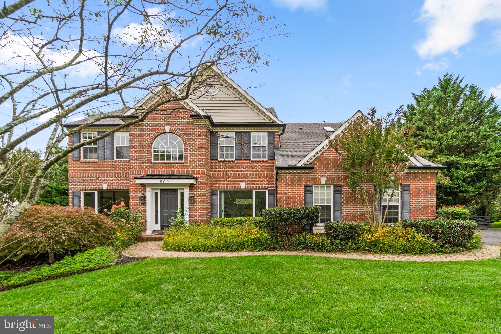 809 CASTLEBRIDGE COURT