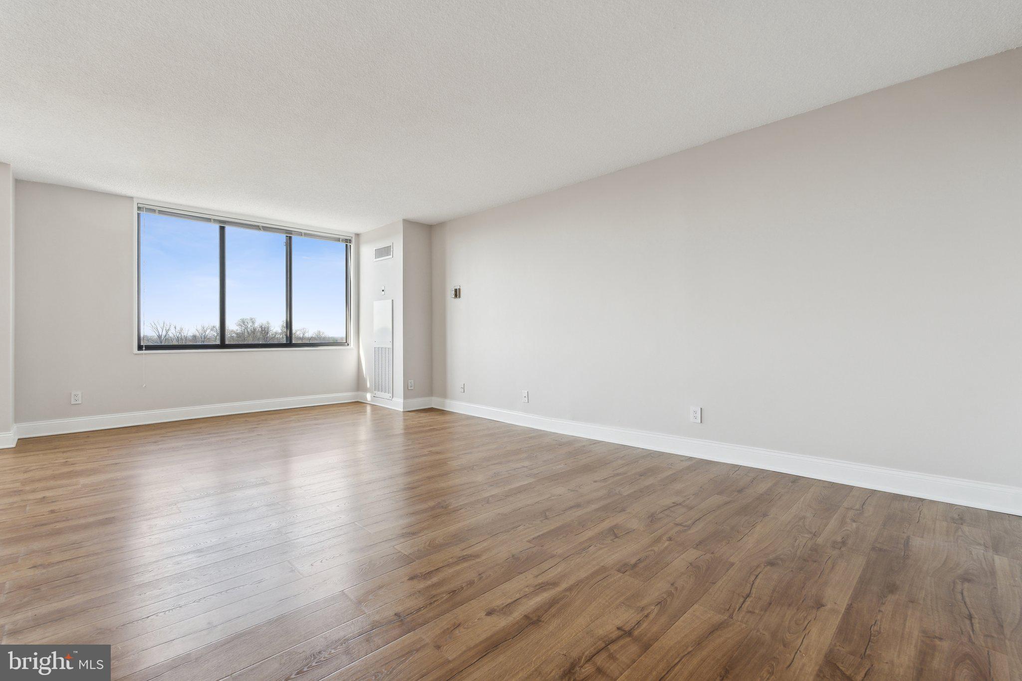 PROMENADE TOWERS - Residential