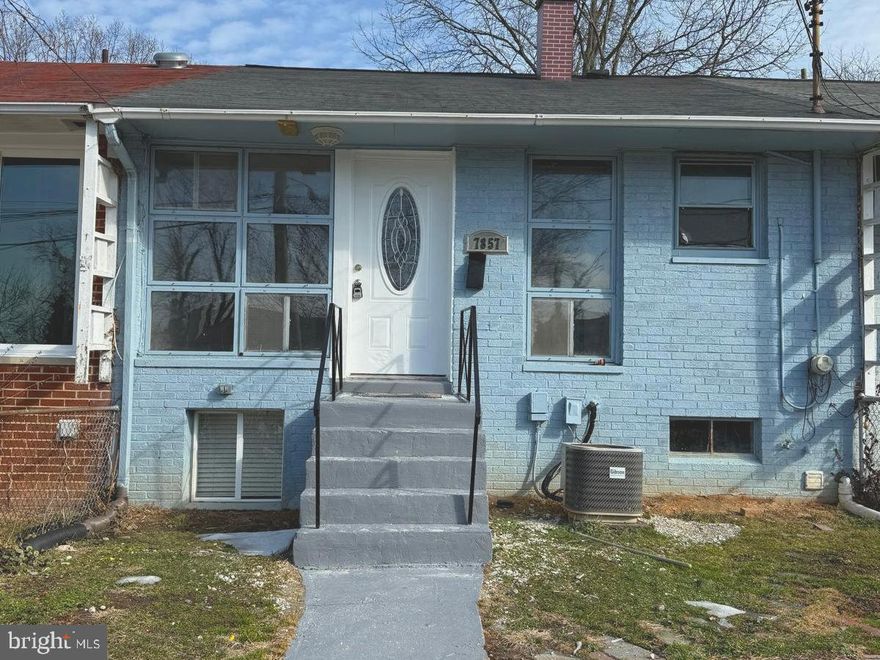 Beautiful two levels house with finished basement.  2 bedrooms and 1 bathroom in the upper level and 2 bedrooms and 1 bathroom in the basement. Perfect for multigenerational family or for extra income. Beautiful kitchen with SS appliances and granite countertop and more.