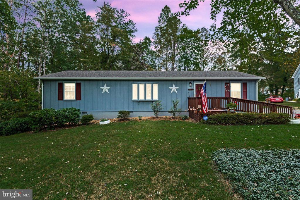 Photo of 604 Stratford Circle, LOCUST GROVE, VA 22508 (MLS # VAOR2013368)
