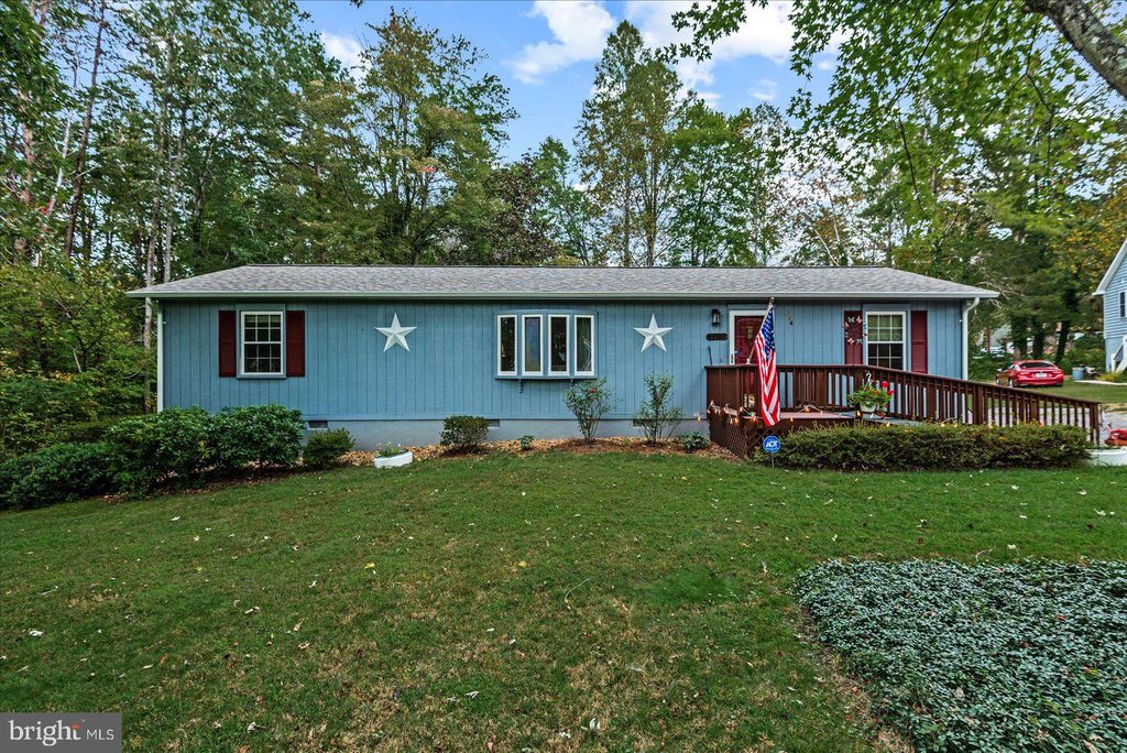 Photo of 604 Stratford Circle, LOCUST GROVE, VA 22508 (MLS # VAOR2013368)