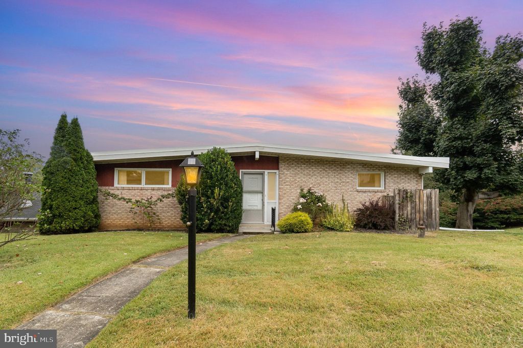 Photo of 8 Lakeview Terrace, HANOVER, PA 17331 (MLS # PAYK2091126)