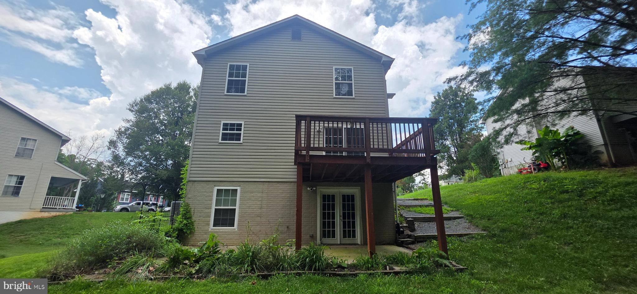 983 MEADOW COURT