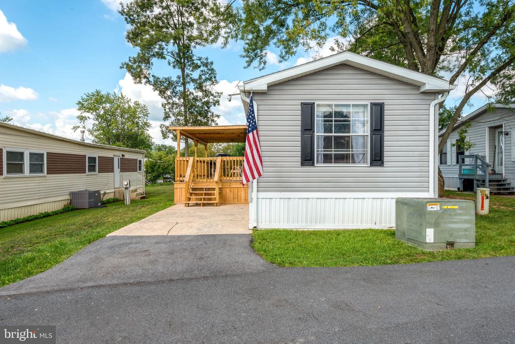 Photo of 4 Oak Knoll Est., ELIZABETHTOWN, PA 17022 (MLS # PADA2048566)