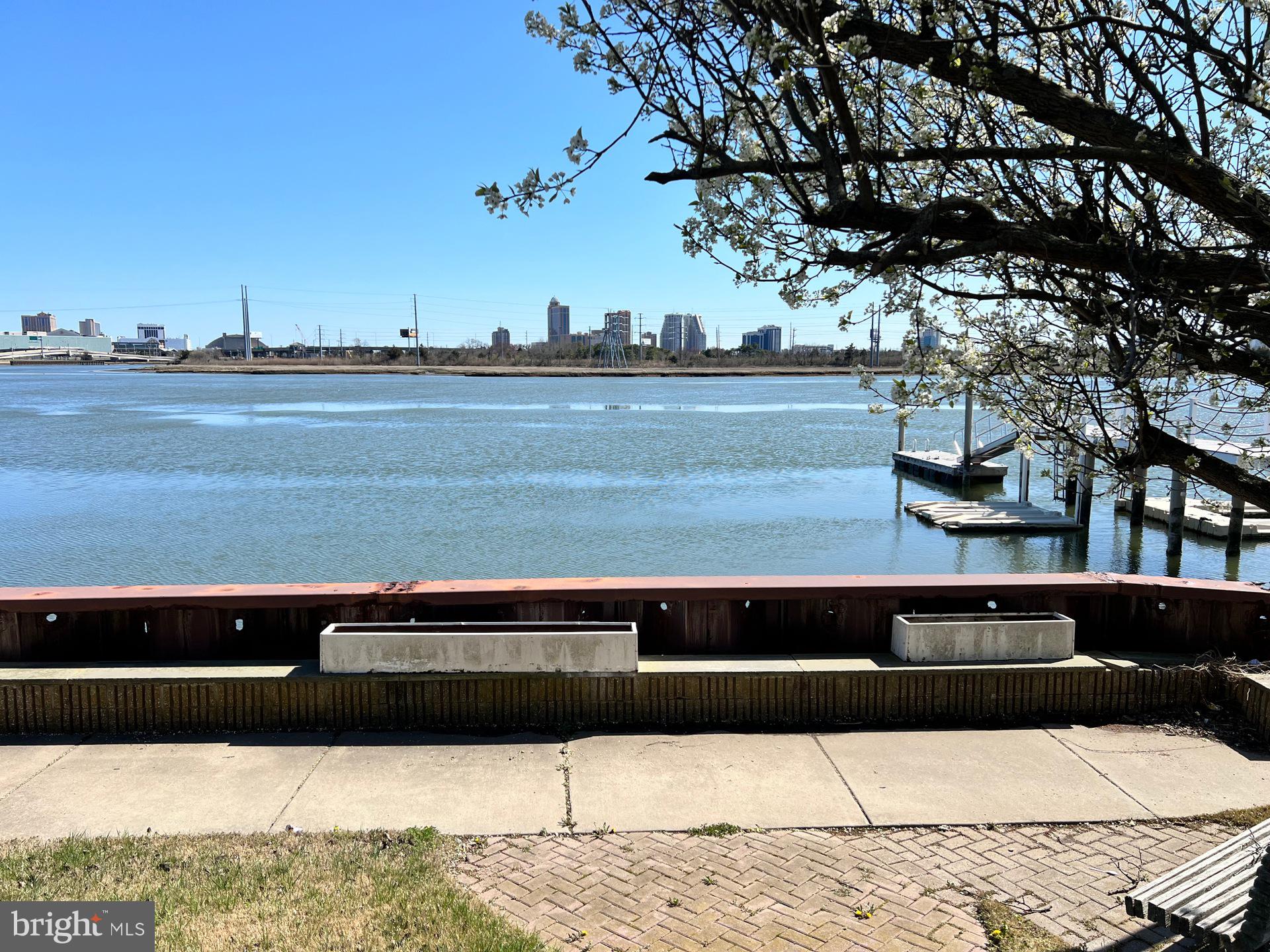1512 W RIVERSIDE DRIVE