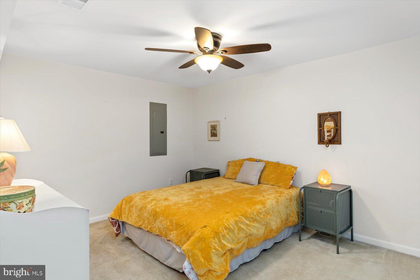 THREE FLAGS - Residential