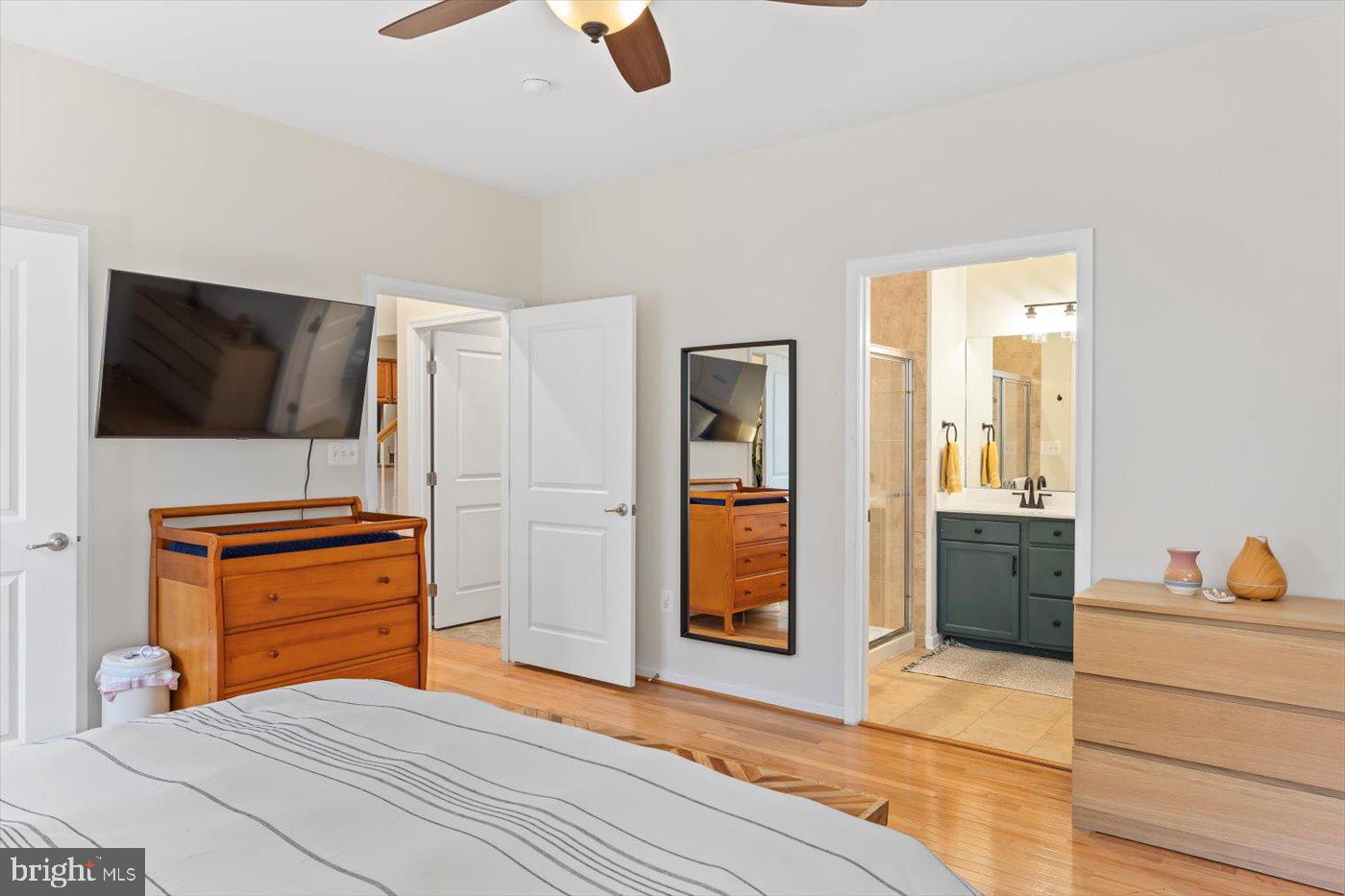 THREE FLAGS - Residential