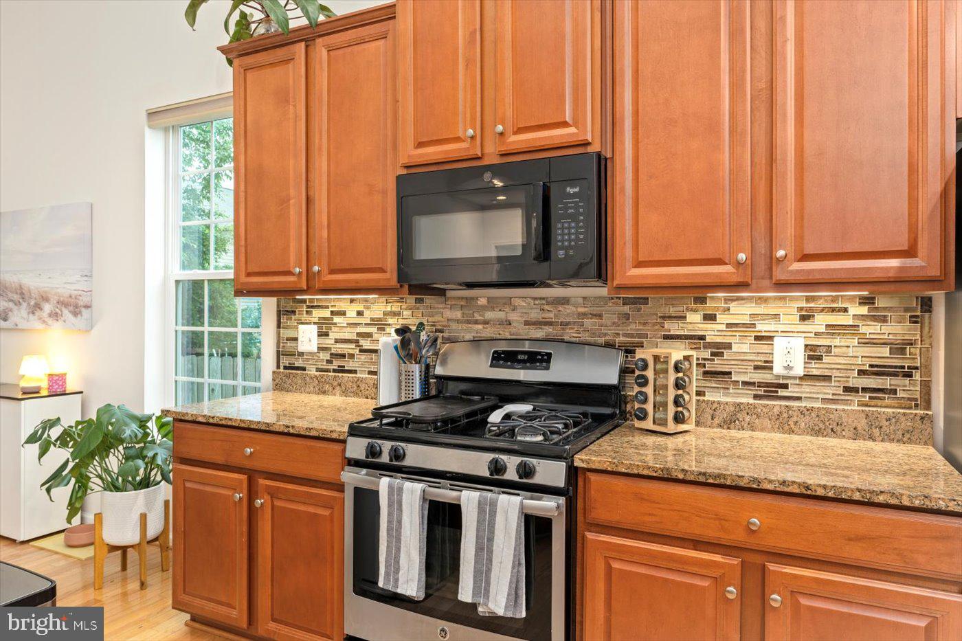 THREE FLAGS - Residential